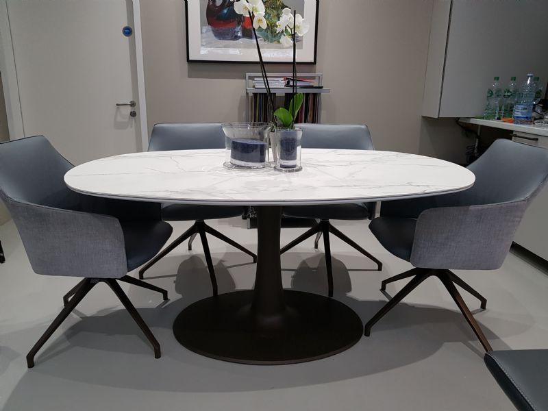 'Columna' dining table